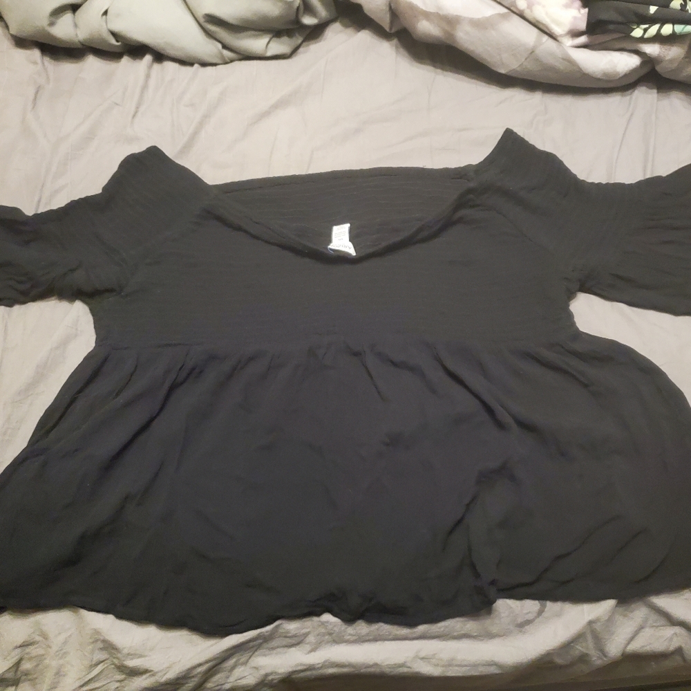Short loose sleeve straight neck black top